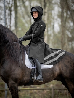Stierna NOVA Regnfrakke /Sort - Til ridning, hverdag og fritid - Modelfoto rytter på hest